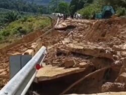 Jalan Trans Kalimantan Utara Arah Sungai Ular Rusak Parah Akibat Longsor