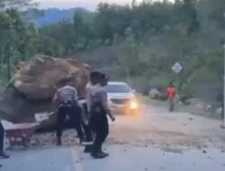 Brimob dan Masyarakat Gotong Royong Bersihkan Longsor di Jalan Trans Kaltara