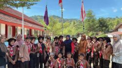SD Inpres Binanga 2 Kalubibing Gelar Upacara Pramuka di Jalan Poros Kalukku–Mamuju