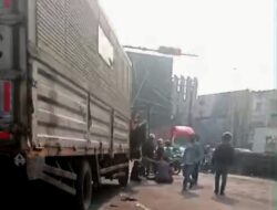 Diduga Rem Blong, Truk Wing Box Terjang Belasan Motor di Simpang Unisma Bekasi