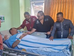 Desak Polisi Segera Tahan Tersangka Waketum FERADI WPI Tak Tahan Tangis Jenguk Korban Penganiayaan Linggis